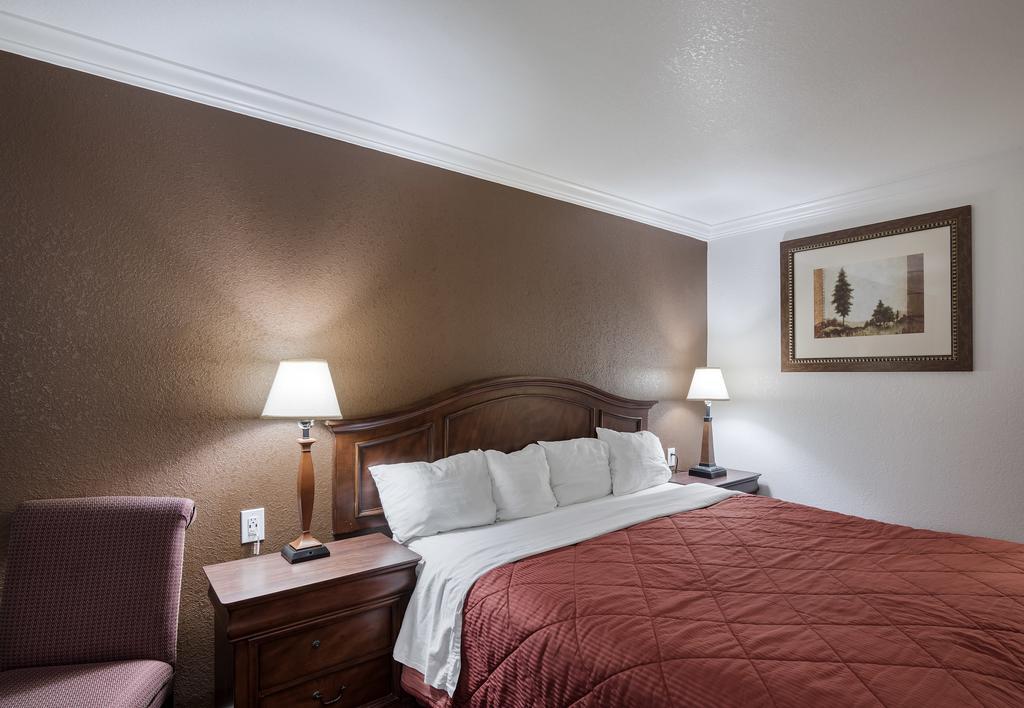 1st Interstate Hotel 2*
