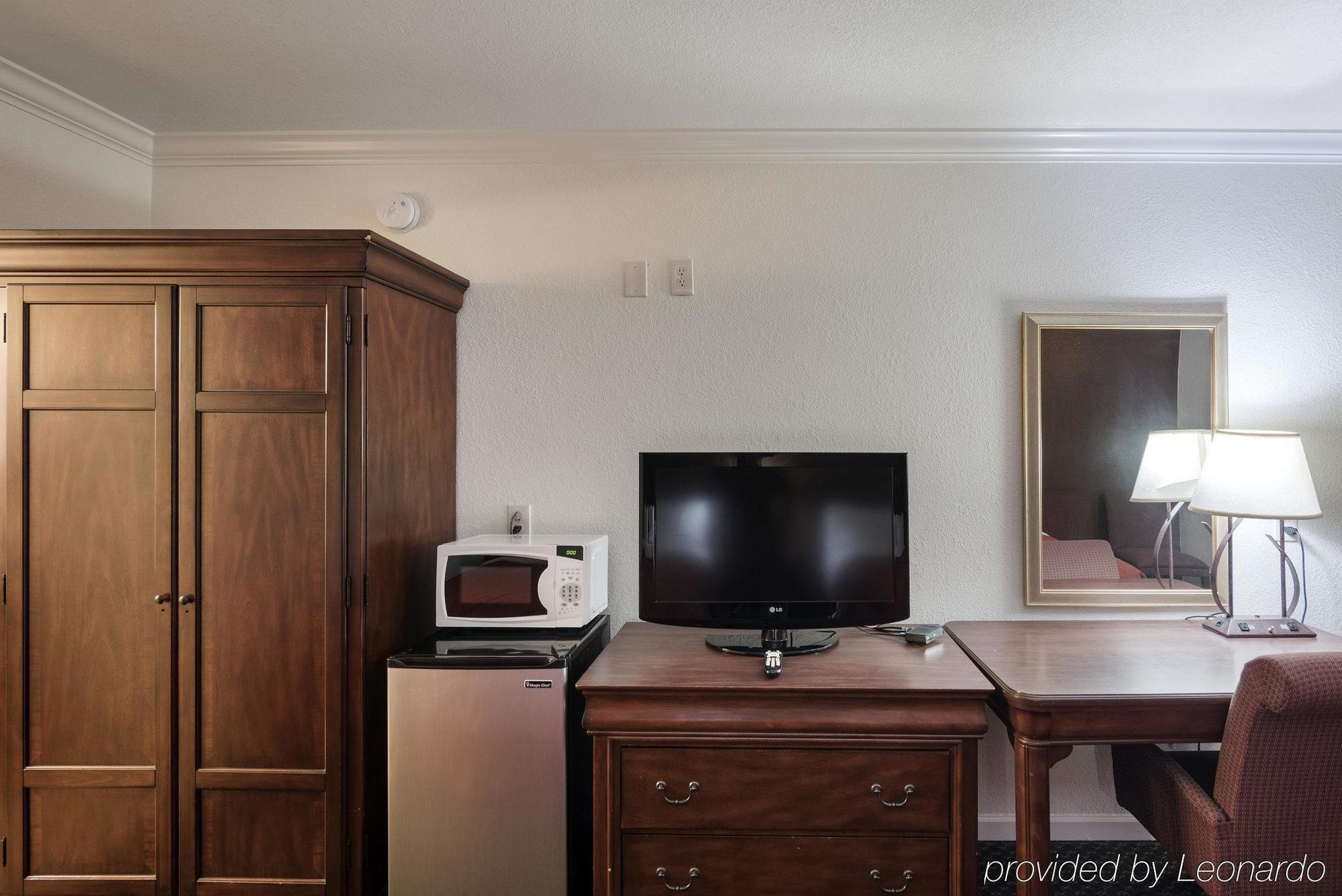 Hotel 1st Interstate 2*
