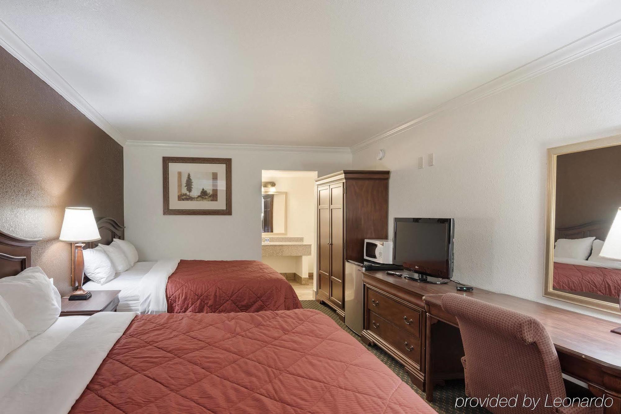Hotel 1st Interstate 2*