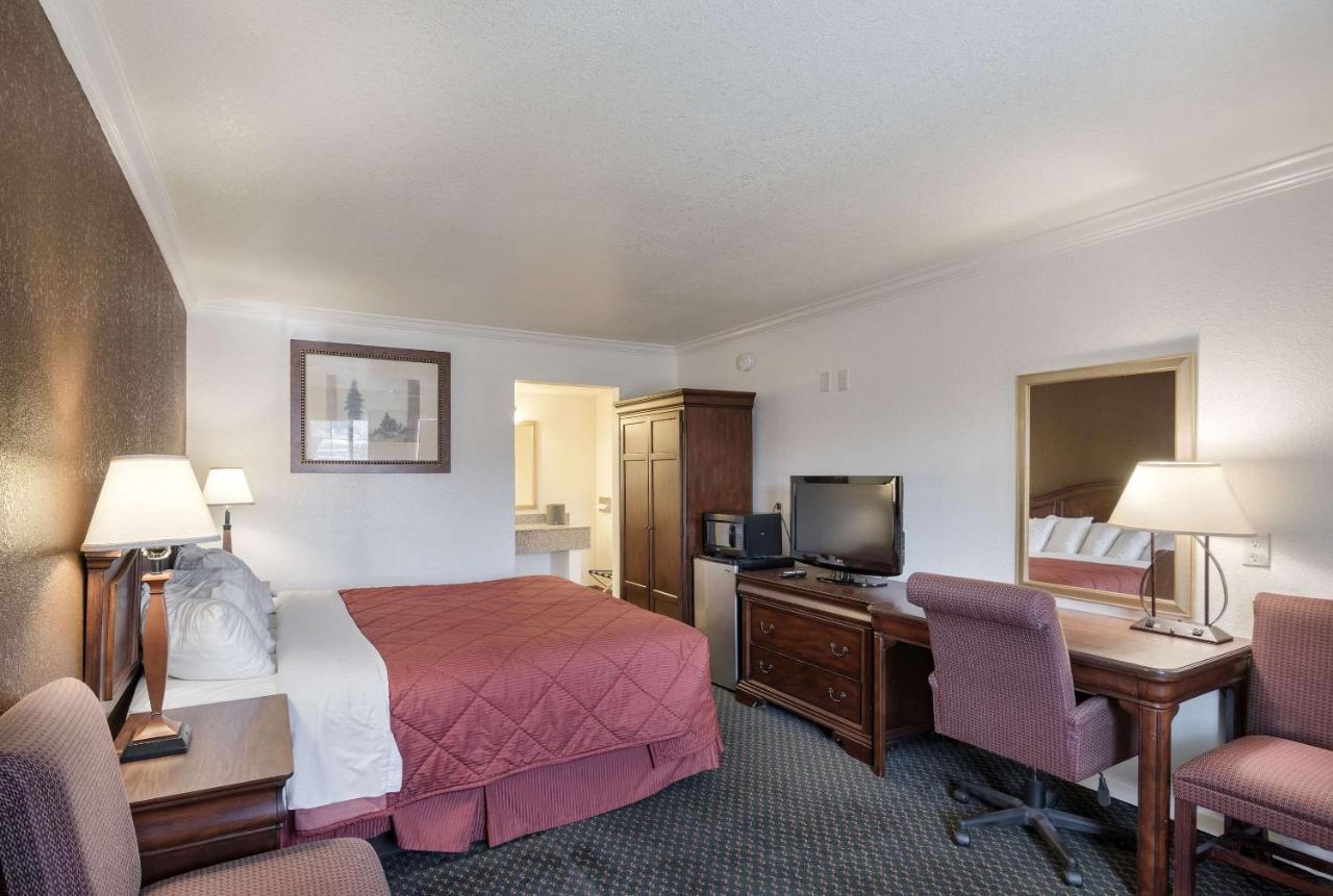 1st Interstate Hotel 2*